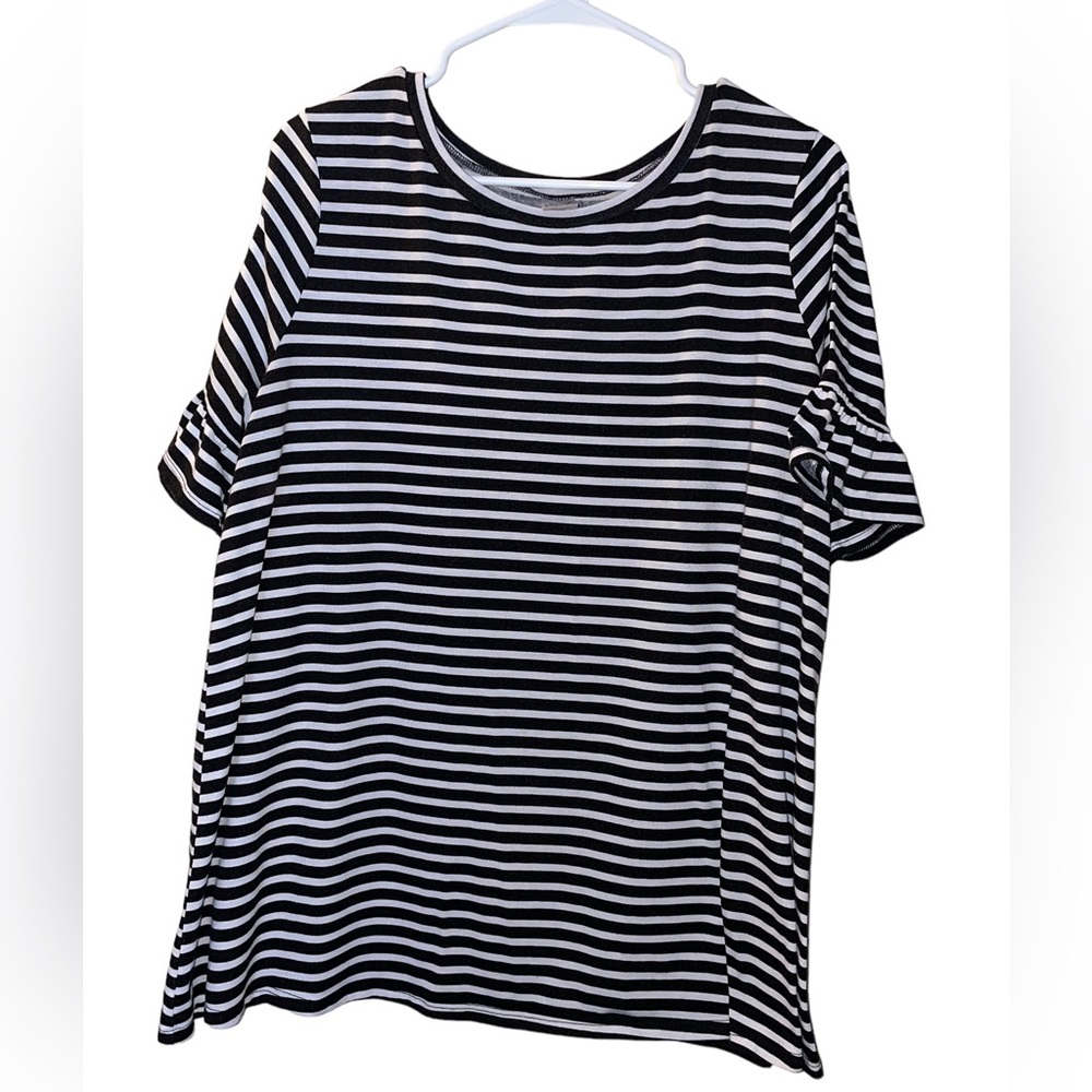 West Loop - Size XL - Black & White Top with Short Ruffle Sleeves